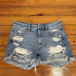 Women’s American Eagle Tom girl distressed shorts